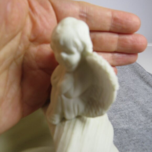 Ceramic Angel sitting on Sea Shell and metallic vase filler Lt. Blue 1lb 11oz - Picture 12 of 15